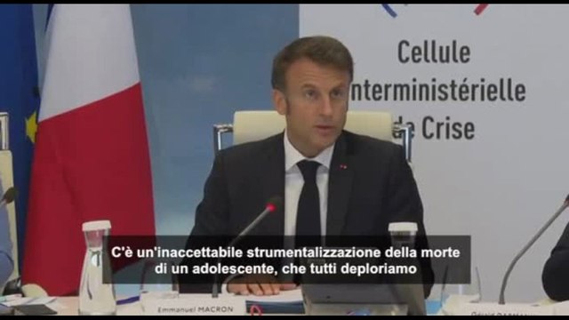 Macron condanna le violenze: Strumentalizzata morte di un ragazzo