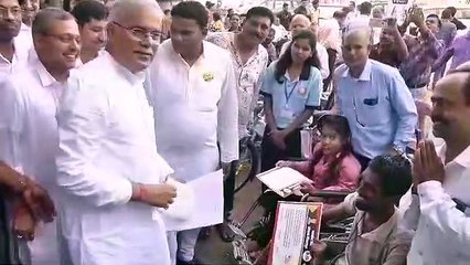 मुख्यमंत्री ने दिव्यांगों को व्हीलचेयर, ट्राईसिकल, बैसाखी सहित अन्य उपकरण किये प्रदान