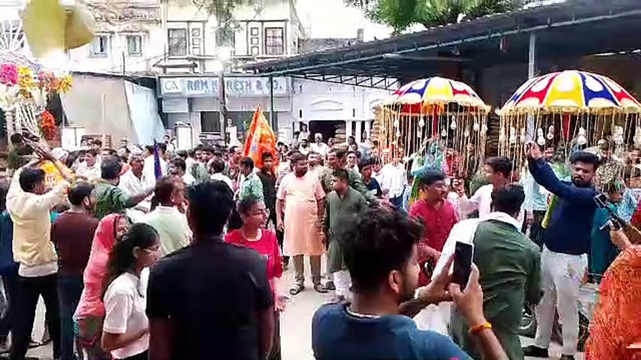चांदी के रथ पर सवार होकर निकले बाबा श्याम