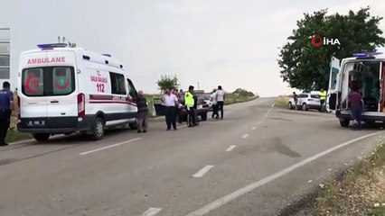 İki araç kafa kafaya çarpıştı: 4 yaralı