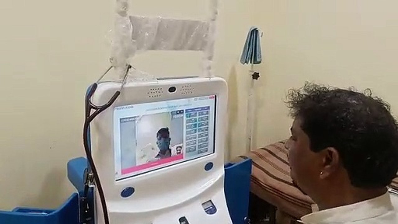 नीमच से सैकड़ों किलोमीटर दूर बैठ ६ डॉक्टर कर रहे मरीजों का उपचार