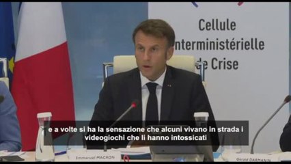 Macron sulle violenze: "grave anche il ruolo dei social media"