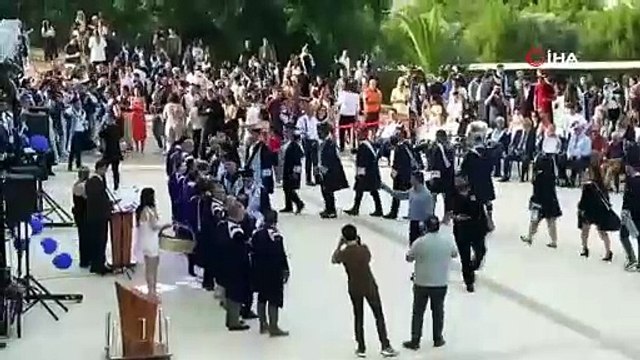 4 yıllık üniversiteyi 2,5 yılda bitirdi, 56 yaşında kep fırlattı