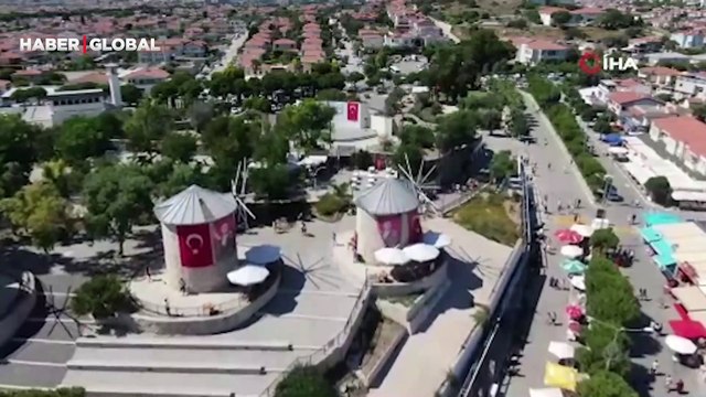 Nüfusu 1 milyonu aştı... Alaçatı sokakları dolup taştı! Çarşı gündüz saatlerinde bile sıcak havaya rağmen dolup taştı