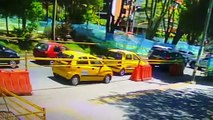 Momento exacto en el que delincuentes abandonaron taxi que habían robado en el norte de Bogotá