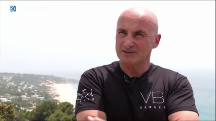 Un pescador de Cádiz no tiene ningún miedo a meterse en el agua con orcas y jugar con ellas