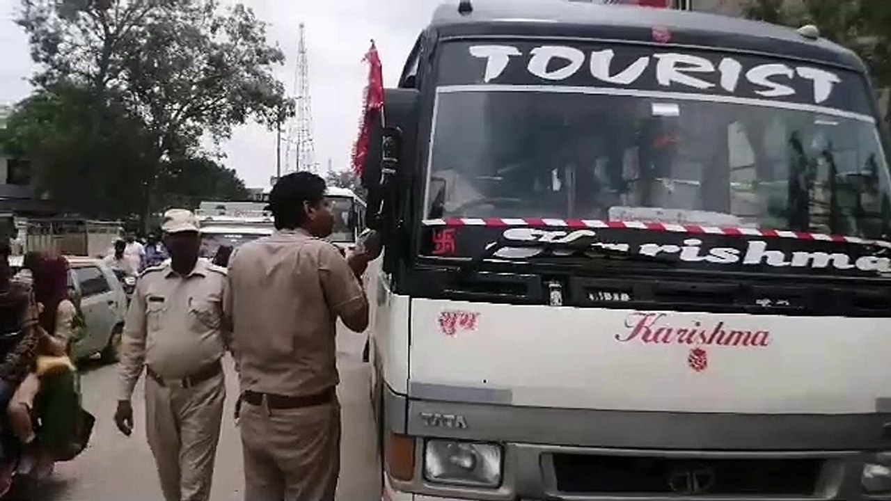 खेतड़ी मोड़ व आरओबी के पास बसों के ठहराव पर काटे चालान