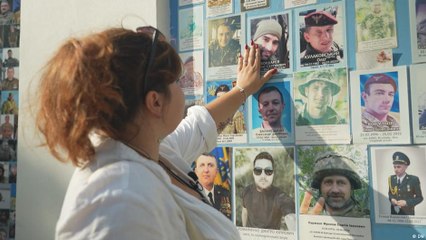 أرملة من أوكرانيا تنشيء جمعية لمساعدة أرامل الحرب على التعامل مع معاناتهن.