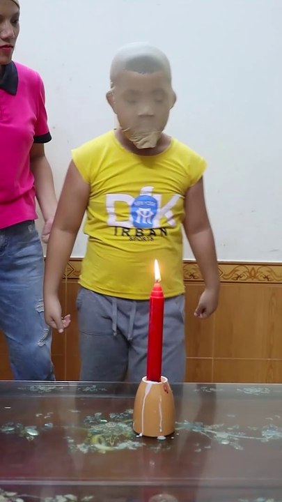 1001 ways to blow out horror candles - Biboben family - Family funny