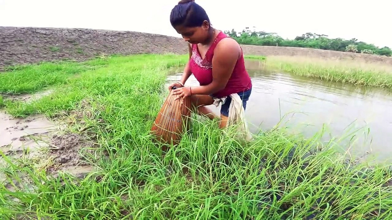 A Girl Catching Catfish _ Very Amazing Fishing...