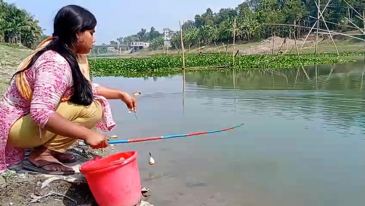 Beautiful Fishing Video_Girl Hunting Fish By Ho...