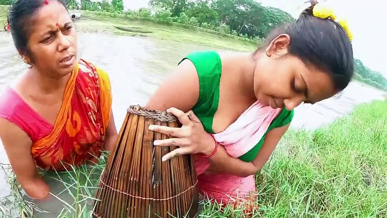 Womens are Amazing Fishing  Techniques on River _ Use Unique Fish Trap and Catching Catfish