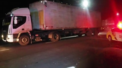 Caminhão carregado com placas solares tomado de assalto em Nova Londrina é recuperado em Cascavel