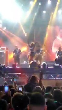 Ciúmes? Kevi Jonny tem atitude inusitada com Sthe Matos durante show