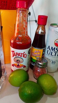 ¿Estás listo para disfrutar de una deliciosa experiencia marina? En este video, te presentamos una selección irresistible de ostiones con clamato, mariscos frescos como almejas chocolatas y una amplia gama de bebidas, desde cervezas hasta tequila y otros