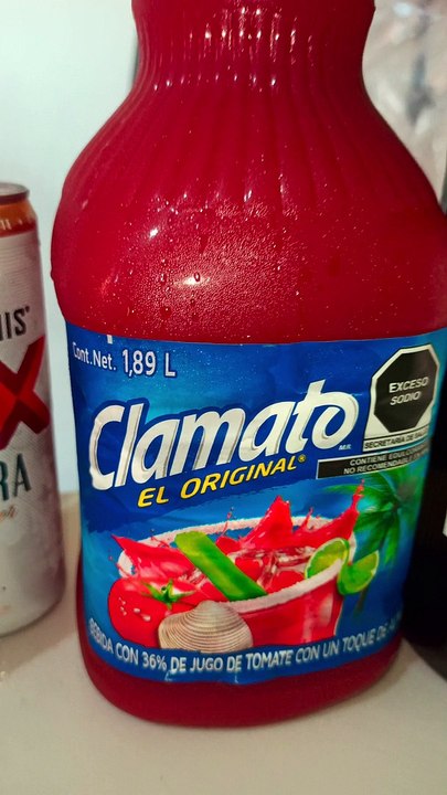 Si eres un amante de los mariscos y las bebidas refrescantes, este video es para ti. Te invitamos a disfrutar de una increíble variedad de ostiones con clamato, mariscos frescos como almejas chocolatas y una selección de bebidas que incluyen cervezas, teq