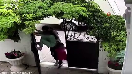 Le voleur qui a fait dire à tant de gens "abandonnez" est filmé： Il a cassé la porte en fer et a secoué ses enfants sur la balançoire