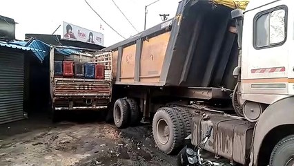 माजदा से टकराकर घर में घुसी टे्रलर