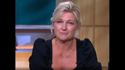 “Cher euh…”  Anne Elisabeth Lemoine hilare, elle oublie le nom de son invité dans C à vous