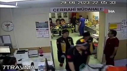 Canını kurtaran sağlıkçılara saldırdı, o anlar kameraya yansıdı