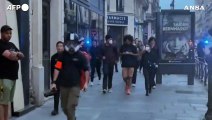 Francia in rivolta, polizia in assetto antisommossa per le strade di Parigi