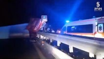 Incidente A2 tra Firmo e Frascineto, tir si ribalta in autostrada