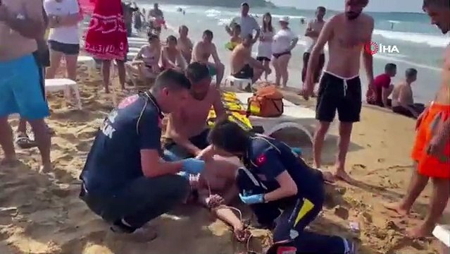 Dalgalı denizde boğulma tehlikesi geçiren genci cankurtaranlar kurtardı