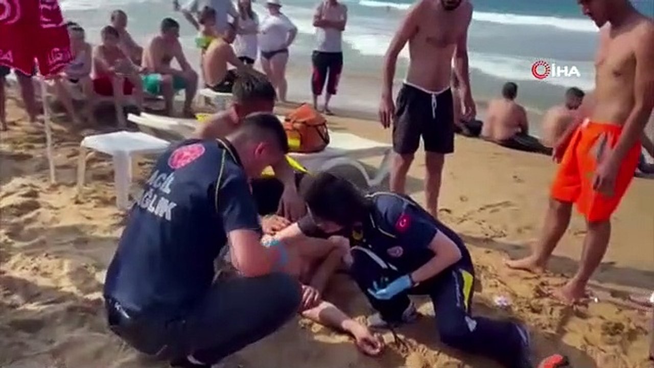 Rettungsschwimmer retteten den Teenager, der in der unruhigen See zu ertrinken drohte