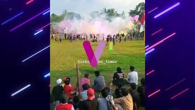 Pertandingan Bola Antar Kampung Ricuh di Tengah Kepulan Asap