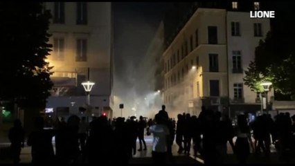 Francia, quarta notte di proteste e saccheggi per la morte di Nahel