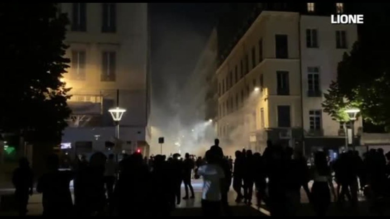 Francia, quarta notte di proteste e saccheggi per la morte di Nahel