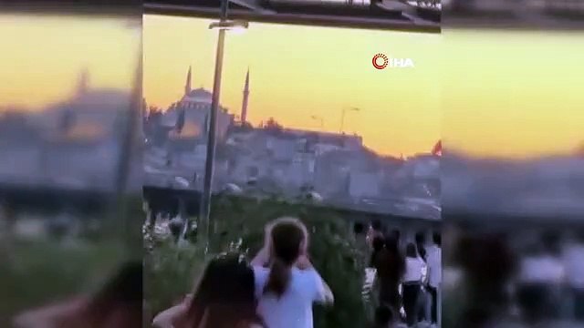 Haliç'te tehlikeli oyun: Serinlemek için Haliç Metro Köprüsü'nden suya atladılar