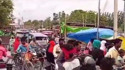 बहराइच: सड़क की दोनों पटरियों पर दुकानदारों ने कर रखा अतिक्रमण, घंटो तक लगता हैं जाम