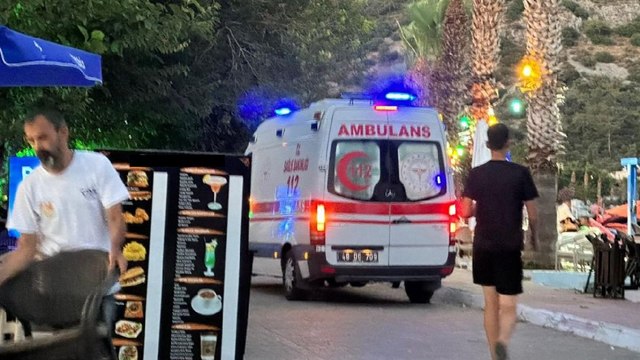 Kafedeki dut ağacı müşterilerin üzerine devrildi, 1’i ağır 4 yaralı