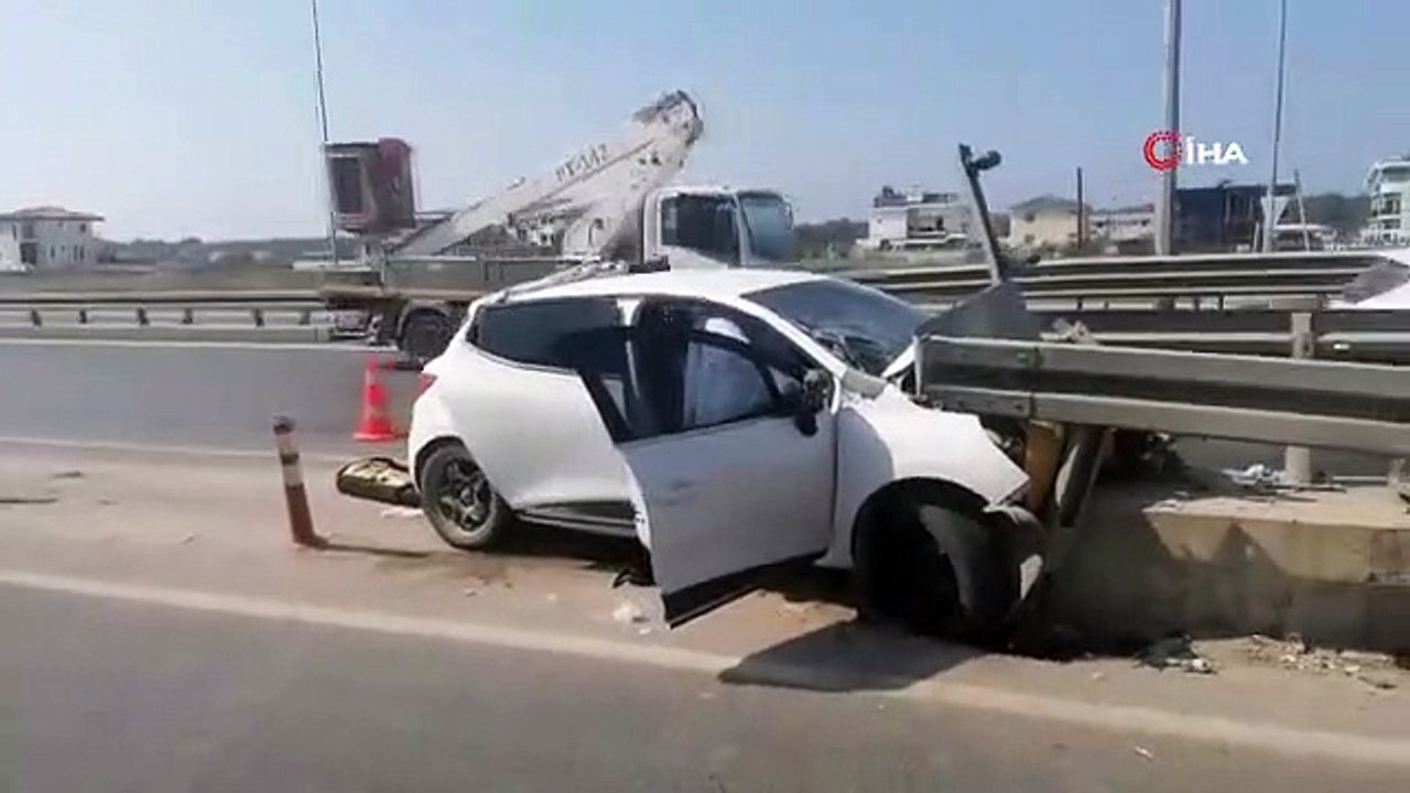 Das Auto blieb in Antalya wie ein Pfeil in der Absperrung stecken: 1 Toter, 2 Schwerverletzte
