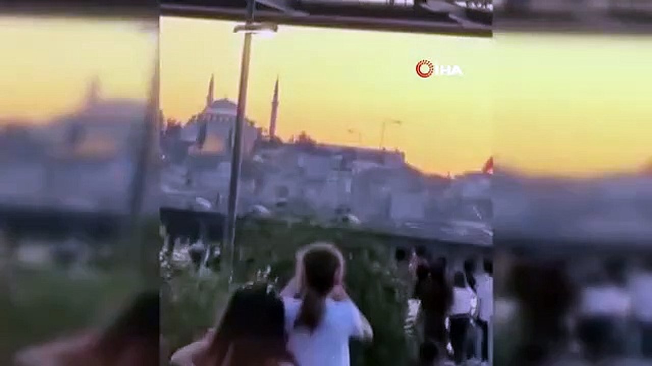 Gefährliches Spiel am Goldenen Horn: Sie sprangen von der Golden Horn Metro Bridge ins Wasser, um sich abzukühlen
