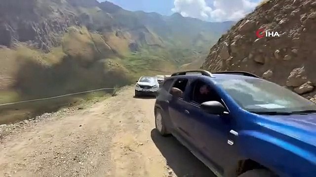 Des kilomètres de files de véhicules se sont formés pour le 5e festival Cilo à Yüksekova