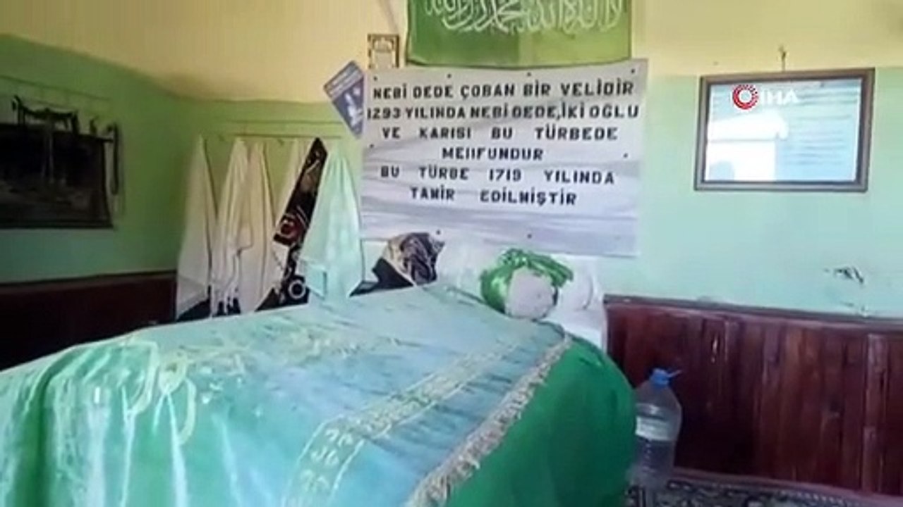 "Ami de Dieu" Nebi Dede accueille ses visiteurs dans les marais du Sultan