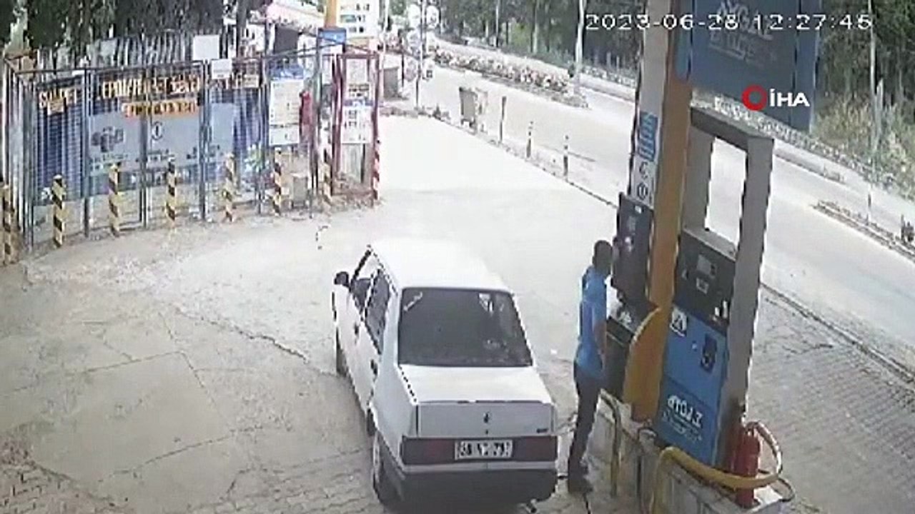 So prallte das zu schnell fahrende Luxusfahrzeug gegen den Lichtmast