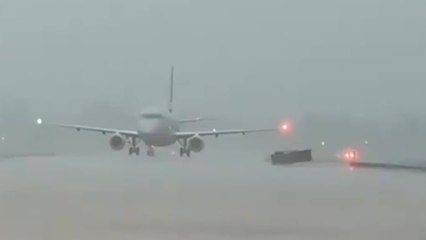 Un rayo impacta en un avión durante el aterrizaje