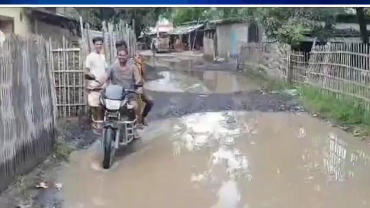 किशनगंज: हल्की बारिश में तालाब में तब्दील हुई सड़कें, पैदल चलना भी मुश्किल, देखें वीडियो