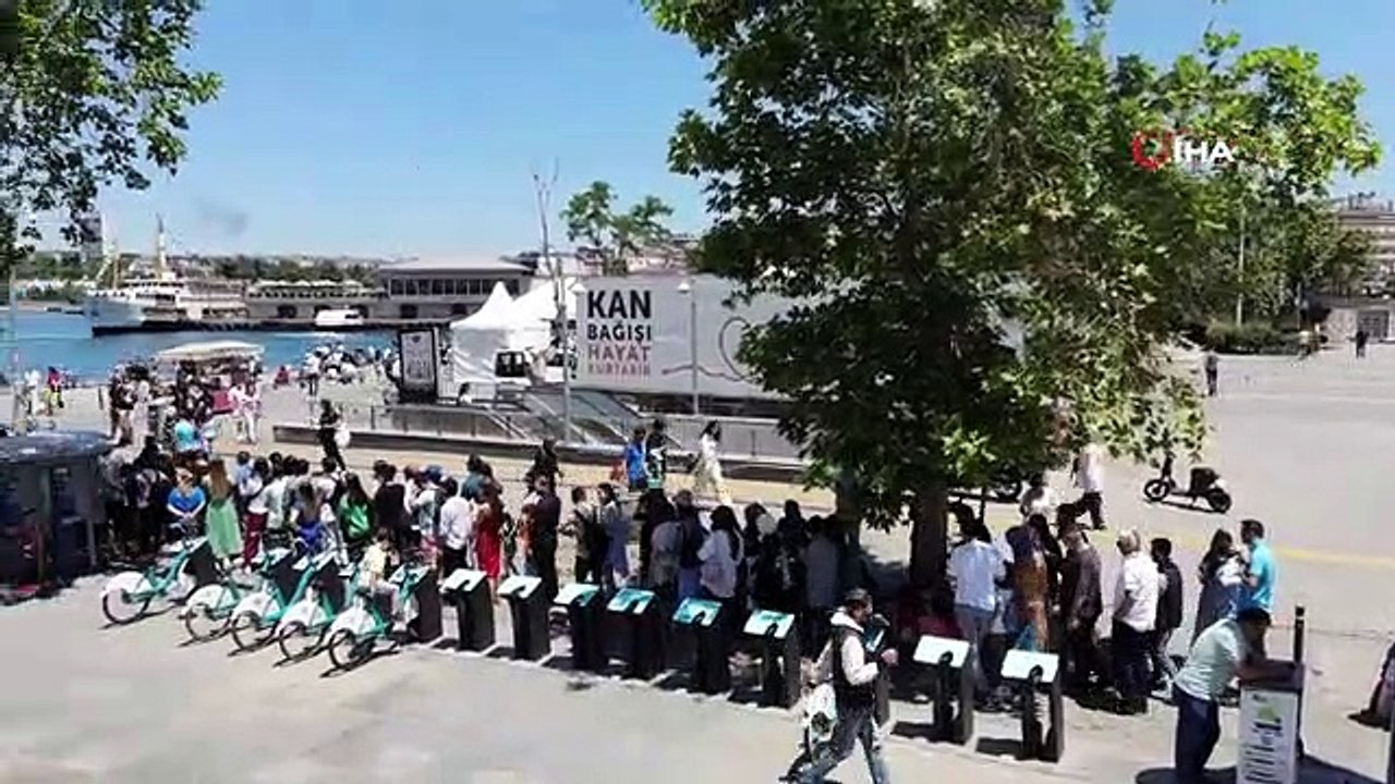 Kadıköy'de Adalar iskelesi önünde yüzlerce metrelik kuyruk