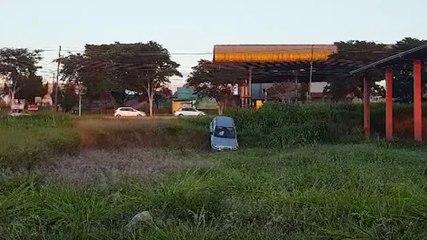 Motorista perde o controle da direção e cai em barranco na Av. da FAG
