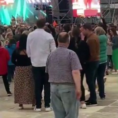 Black Eyed Peas konserinde dans eden adam gündem oldu!