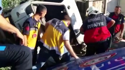 Boyabat'ta kamyon devrildi 2 yaralı