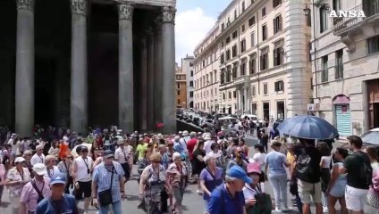 Roma, visitatori in coda al Pantheon per gli ultimi giorni di ingresso gratuito