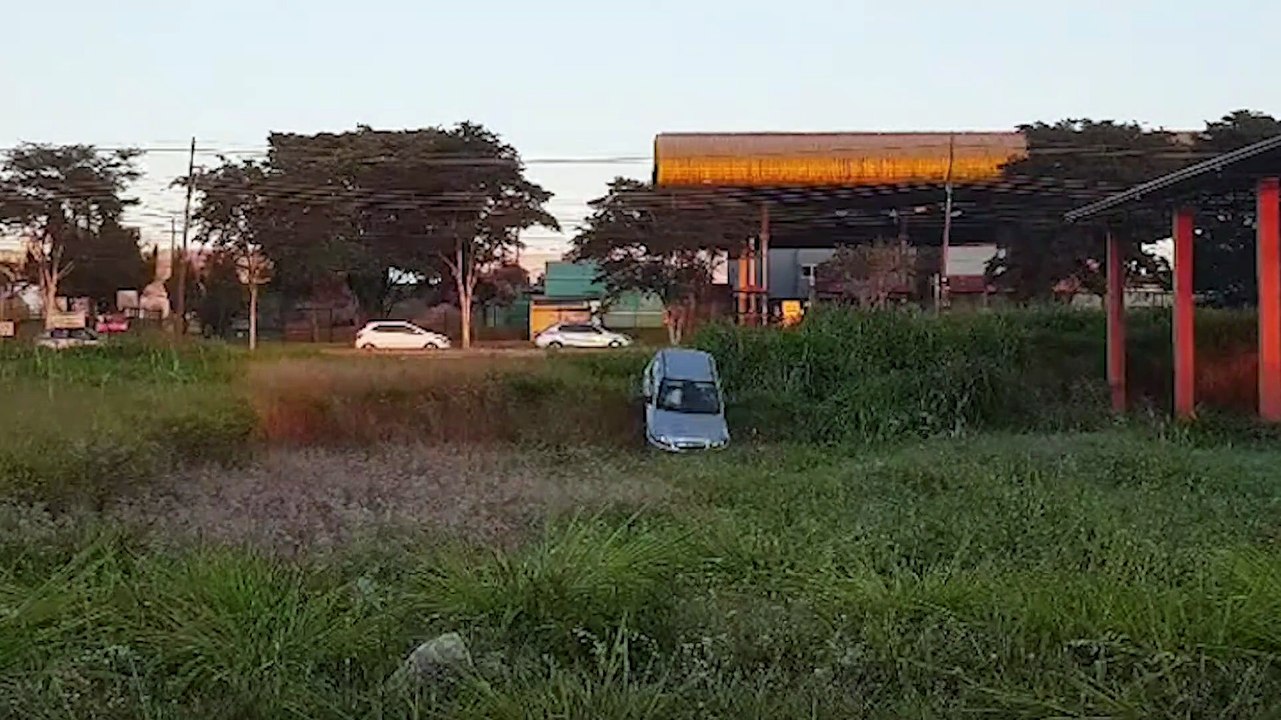 Moradores filmam motorista caindo em barranco na Av. da FAG e pedem por providências