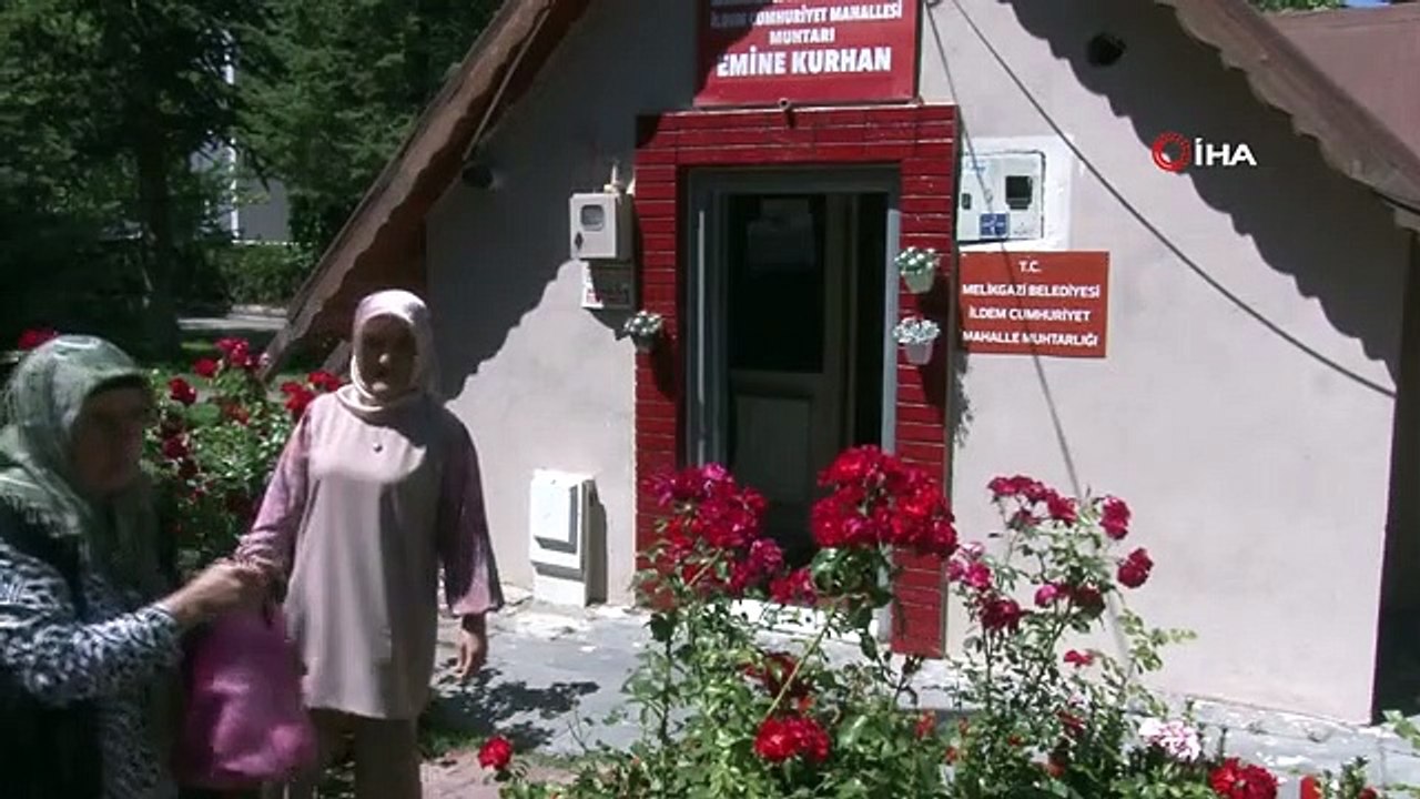 La femme chef produit des projets depuis 4 ans, rendant les familles dans le besoin heureuses