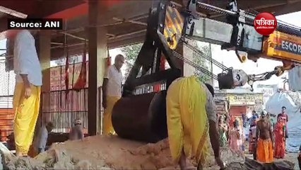 Video:  देवीपुरा बालाजी मंदिर सीकर में बना रहा प्रसाद चूरमा