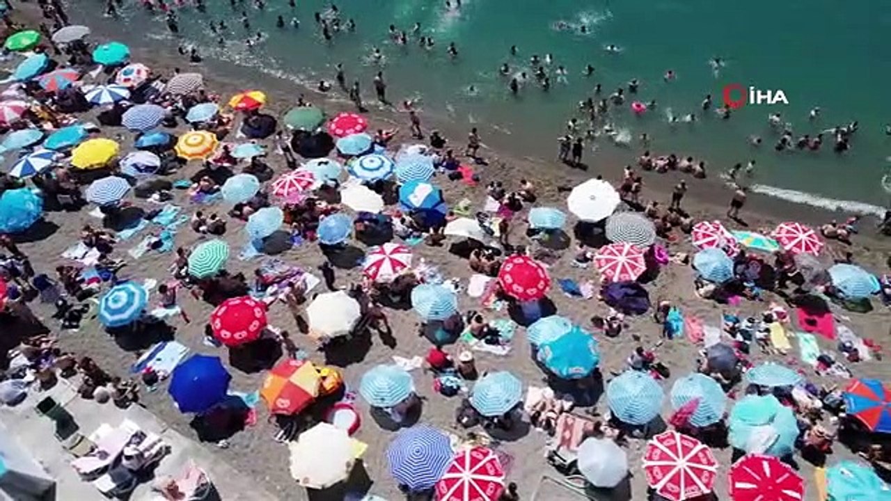 Akdeniz sahillerini aratmadı, 3 bin kişi denize akın etti